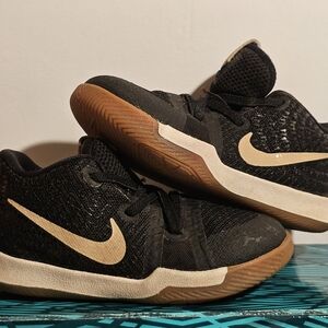 Nike Kyrie 3 Toddler's size 8.0C "Badge of Honor" 869984 092 2017 Release